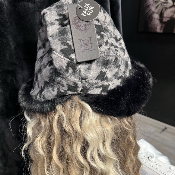 ☠️? Ed Hardy Faux Fur Winter Bucket Hat with a faux-fur brim.☠️?NWT main image 12
